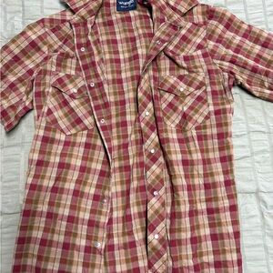 Wrangler Men’s Red and Tan Plaid Short-Sleeve Button-Down Shirt